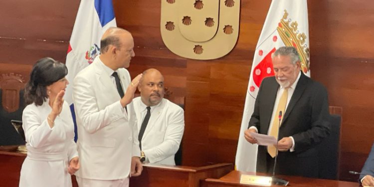 Ulises Rodríguez asume la alcaldía de Santiago con la ausencia de Abel Martínez