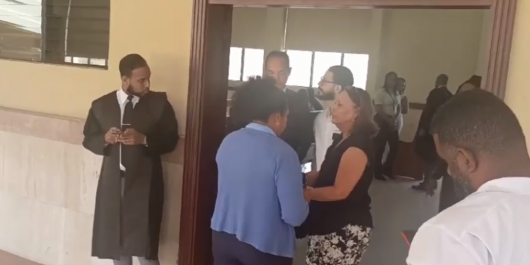 Apresan en plena audiencia a esposa de profesor asesinado en 2020 en Santiago