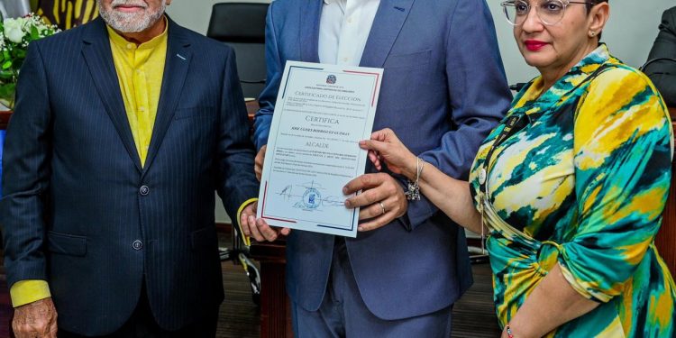 Ulises Rodríguez recibe certificado como próximo alcalde de Santiago