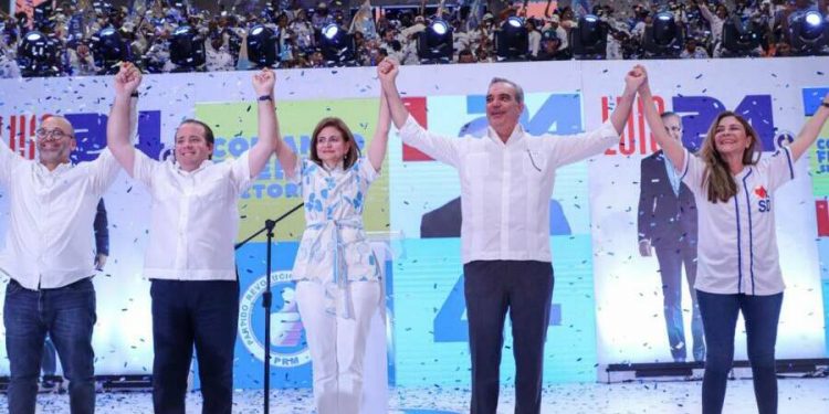 Frentes PRM abarrotan el Coliseo Teo Cruz en apoyo a la reelección