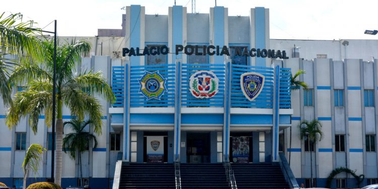 Mujer muere a balazos en intento de atraco a policía
