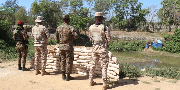Soldados armados protegen sistema de bombeo en canal La Vigía