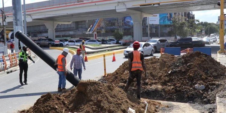 Coraasan avanza en trabajos de ampliación colector aguas residuales en Av. Juan Pablo Duarte