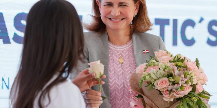 Vicepresidenta y director de los CTC celebran Día de las Niñas en las TIC fomentando capacitaciones