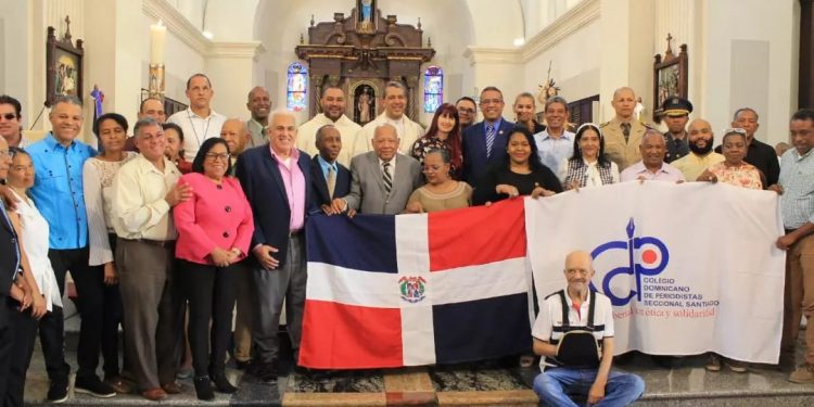 Maestro Juan Arias resalta la labor que realizan el Periodista en la sociedad.