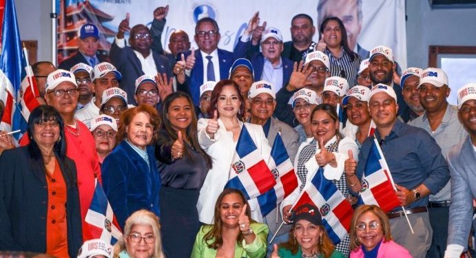 Dirigentes FP y PLD en Pensilvania se juramentan en apoyo a relección de Abinader