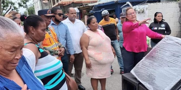 Gobernadora asiste a 7 familias afectadas por un incendio en Hato Mayor