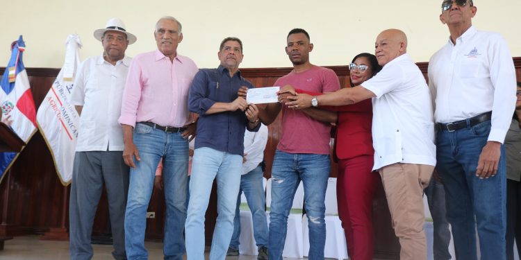 Gobierno entrega 1,725 cheques a productores de habichuelas en San Juan*