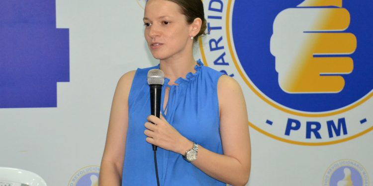 Emely Taveras encabeza reunión dirigentes comunitarios