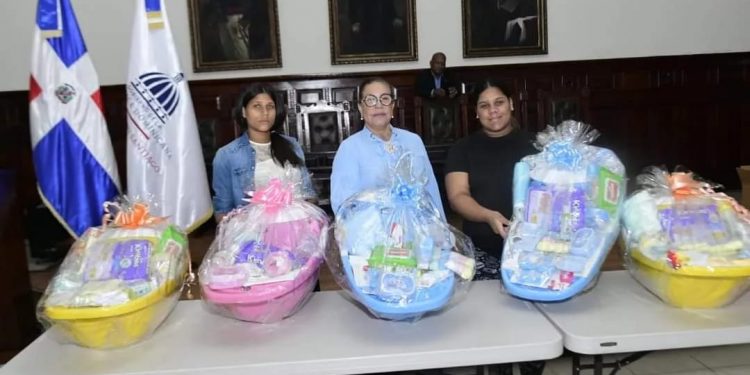 Gobernadora Rosa Santos entrega enseres del hogar y ayudas a ciudadanos vulnerables de Santiago