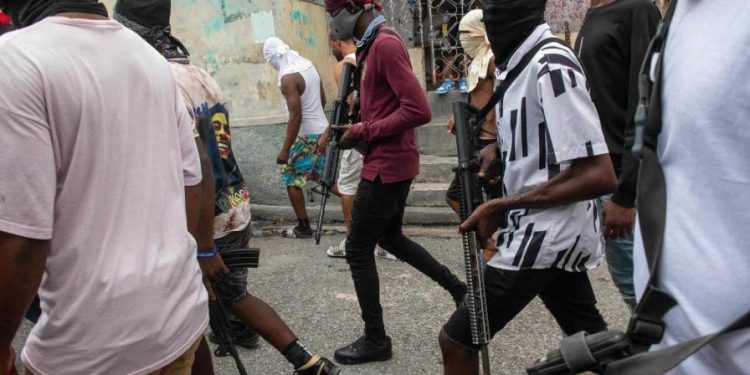 Bandas armadas vacían comisaría en Haití y matan a siete personas