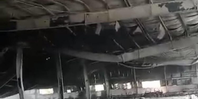 Bandas armadas queman edificios de parque industrial de Haití