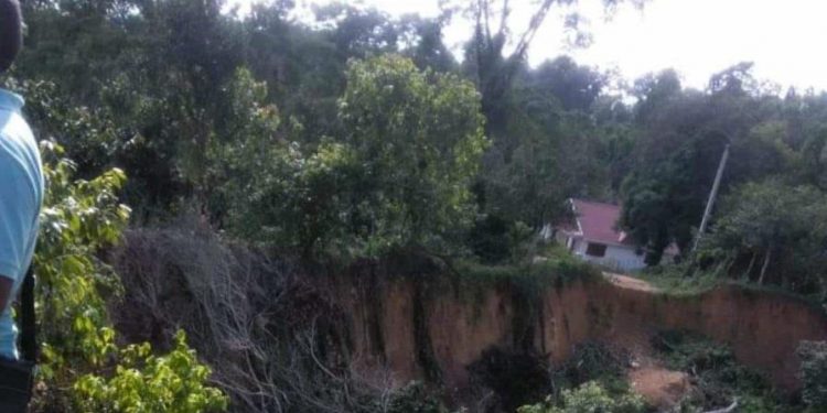 Colapso del puente sobre el río Maguá deja incomunicada localidad de la provincia Duarte