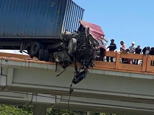 Furgón se vuelca y paraliza tránsito en tramo de autopista Duarte, el chofer resulta herido