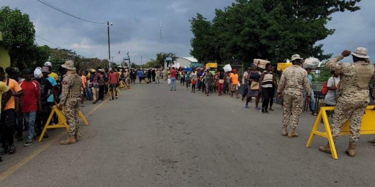Miles de haitianos se agolpan en Dajabón por escasez