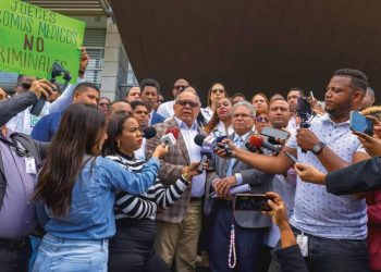 "Somos médicos, no delincuentes", galenos van a la Suprema Corte tras sentencias