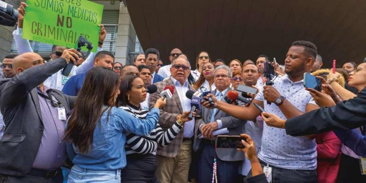 "Somos médicos, no delincuentes", galenos van a la Suprema Corte tras sentencias