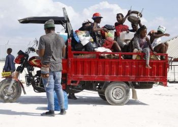 Un mercado fronterizo, bilingüe, lleno de niños y una verja que separa dos países