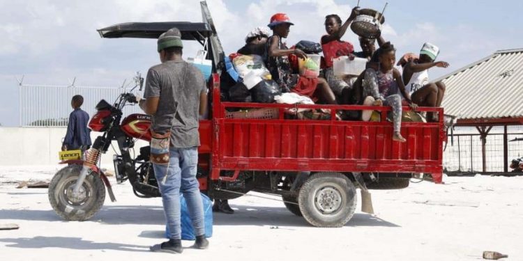 Un mercado fronterizo, bilingüe, lleno de niños y una verja que separa dos países