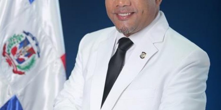 Héctor Acosta: el primer artista dominicano en ganar la Senaduría dos veces de manera consecutiva