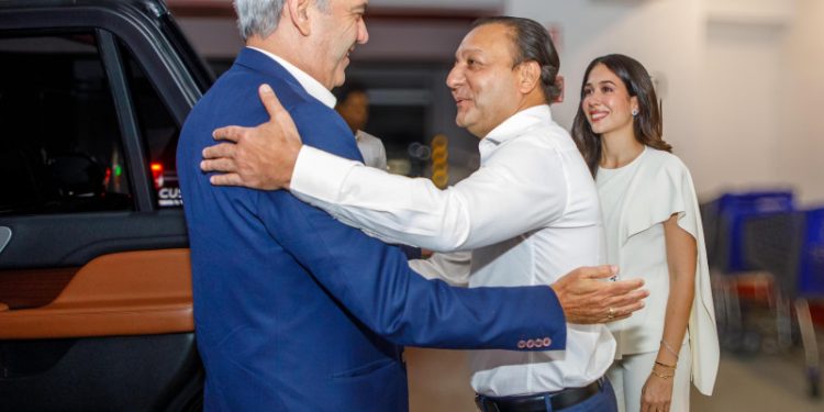 Reunión de Luis Abinader y Abel Martínez se extendió por más de hora y media