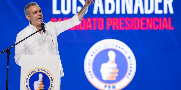 Cierran las urnas en República Dominicana con Abinader como claro favorito para la reelección