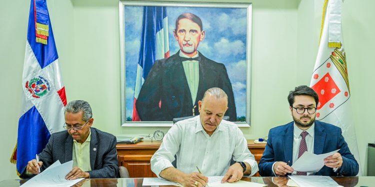 Alcalde Rodríguez firma acuerdo designa Santiago y Santo Domingo como sedes de la Copa Mundial Femenina Sub-17 en RD