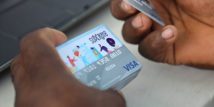 La JCE prohíbe a Gobierno planes apoyo social y entrega de tarjetas