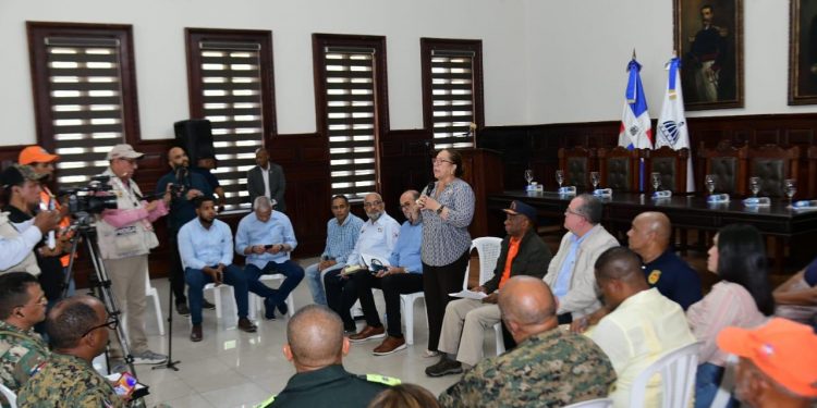 Gobernadora Rosa Santos y entidades de emergencia dan seguimiento acciones por fuertes lluvias.