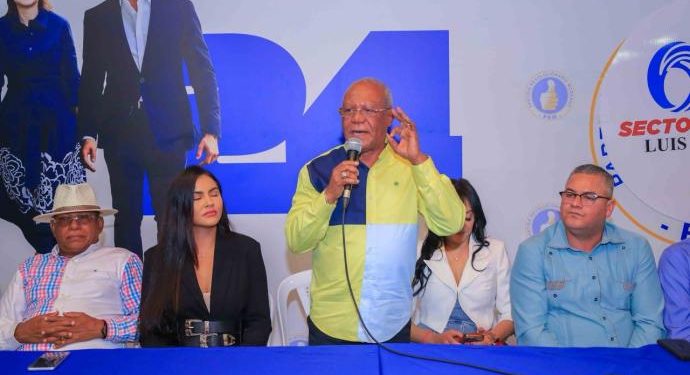 Juan Pérez y su equipo se juramentan en Ola Sector Externo de Luis Abinader