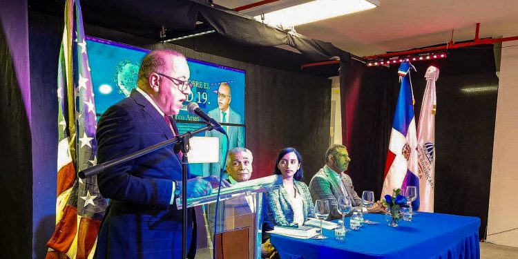 Plutarco Arias presenta su obra científica "Trillando Caminos sobre la Pandemia del Covid-19″ en EEUU