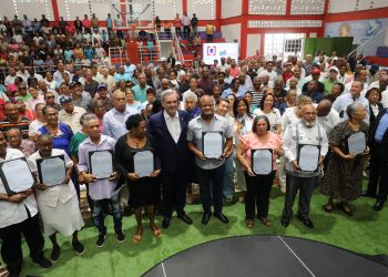 El Presidente Luis Abinader anunció este jueves que en los próximos cuatro años de gobierno entregará anualmente 50,000 títulos de propiedad para beneficiar a familias de escasos recursos en todo el país.