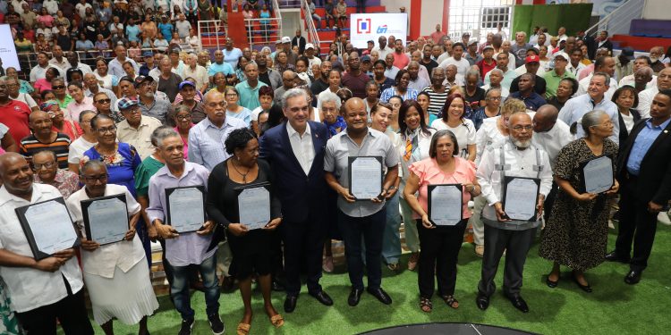 El Presidente Luis Abinader anunció este jueves que en los próximos cuatro años de gobierno entregará anualmente 50,000 títulos de propiedad para beneficiar a familias de escasos recursos en todo el país.