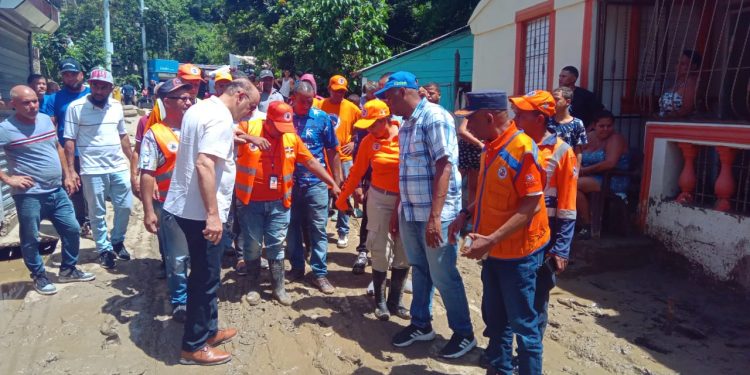 Alcaldía acude en auxilio de afectados por cañada en El Hoyo de Elías