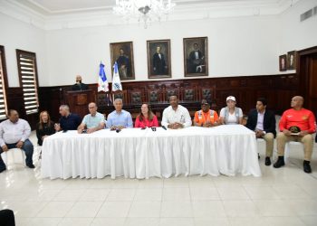 Gobernación provincial de Santiago y autoridades responden a daños causados por las lluvias.