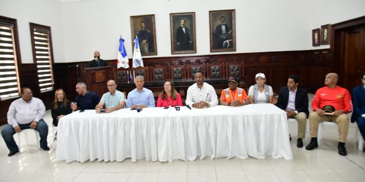 Gobernación provincial de Santiago y autoridades responden a daños causados por las lluvias.