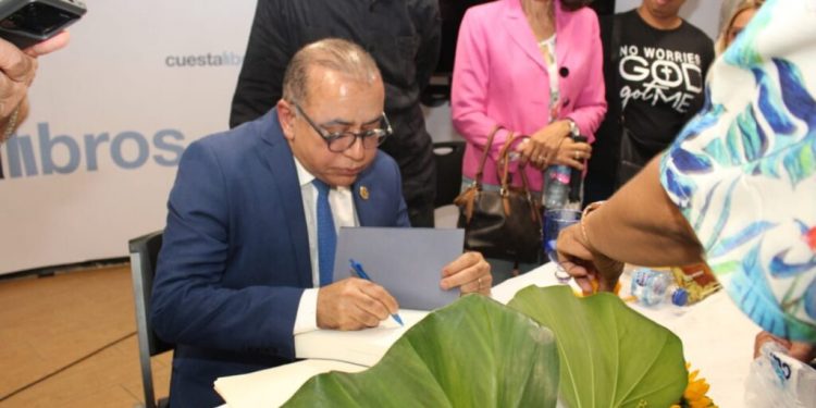 Maestro de la Medicina Plutarco Arias presenta en Santo Domingo obra científica “Trillando Caminos sobre el Covid-19”