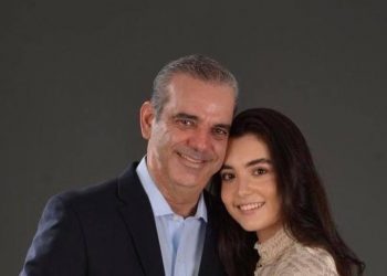 Presidente Abinader viaja a Estados Unidos para asistir a graduación de su hija Adriana