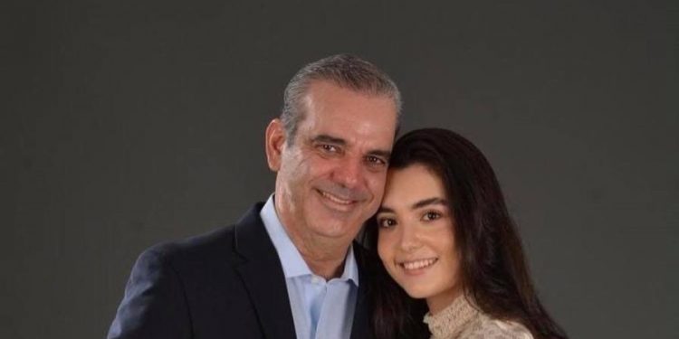 Presidente Abinader viaja a Estados Unidos para asistir a graduación de su hija Adriana