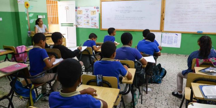 Algunas escuelas acatan llamado a paro de la ADP, otras priorizan la enseñanza