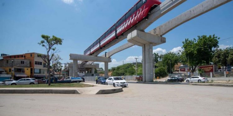 Ponen en movimiento los trenes del monorriel de Santiago