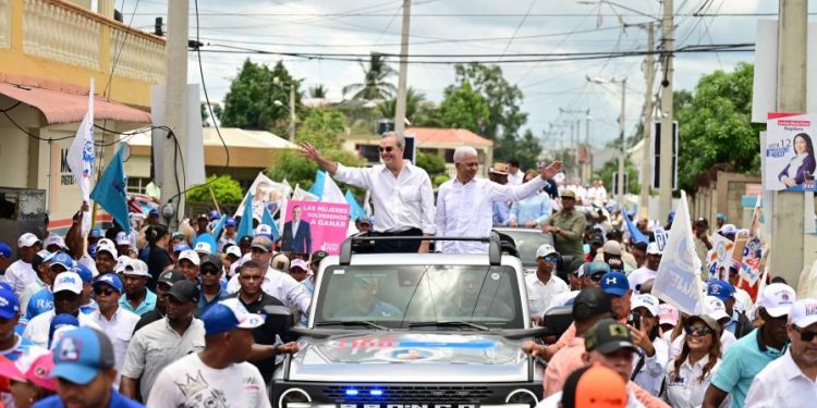 Presidente Luis Abinader encabeza caravana en Cotuí