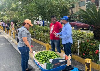 La Alcaldía de Santiago realiza operativos para regularizar vendedores informales en la ciudad.