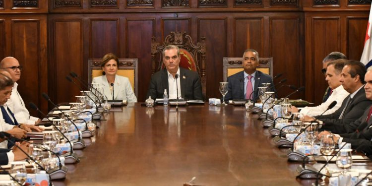 Gobierno va por las 12 reformas incluida la Constitución