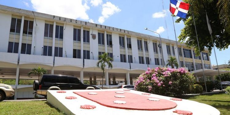 Ayuntamiento de Santiago exige a publicitarias retirar vallas con publicidad política