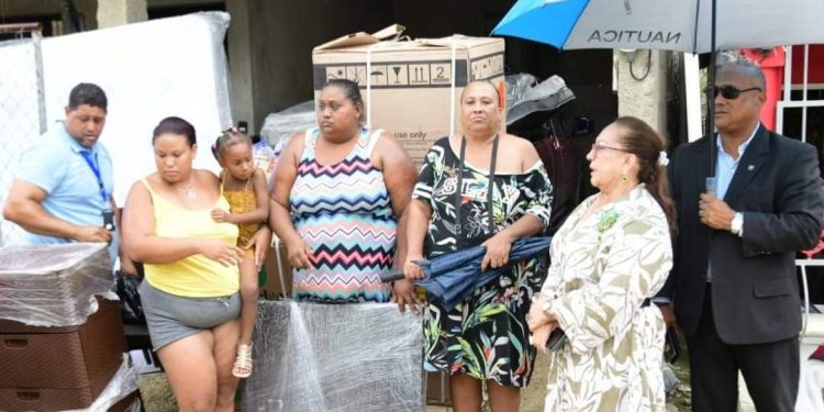 Gobernadora Rosa Santos asiste ciudadana afectada por las lluvias en Santiago Oeste