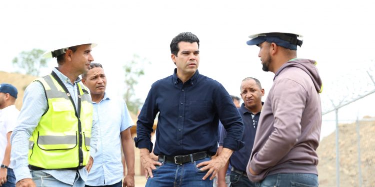 Wellington Arnaud supervisa construcción de nuevo acueducto de Navarrete