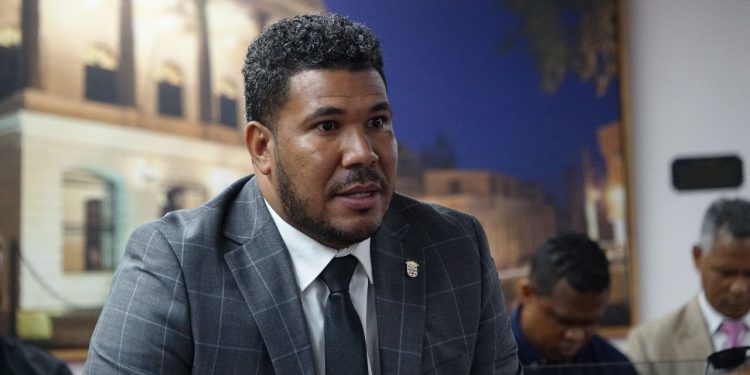 Concejal exige uniforme adecuados para proteger salud de empleados de alcaldía de Santiago.