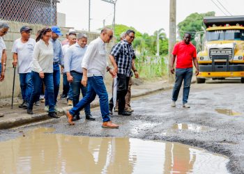 Alcalde Ulises Rodríguez lleva solución ante deterioro de calles en Los Pérez de Gurabo