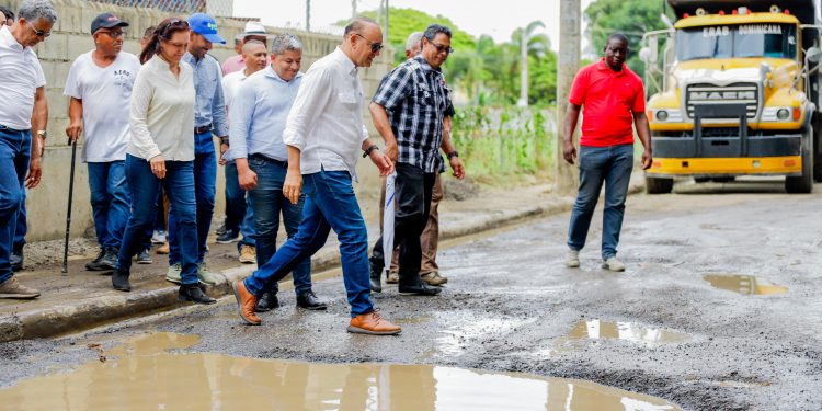 Alcalde Ulises Rodríguez lleva solución ante deterioro de calles en Los Pérez de Gurabo